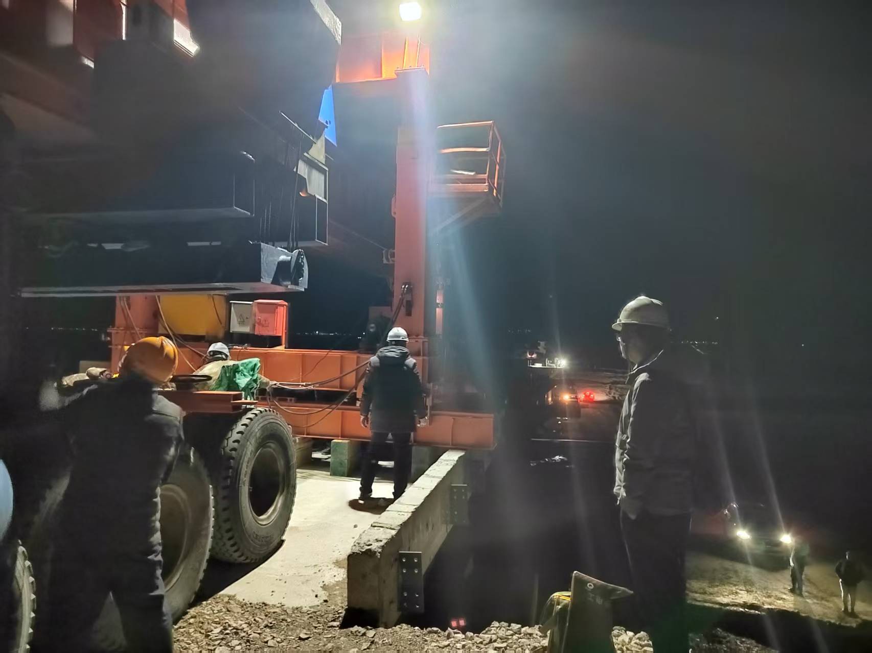 太锡铁路建设一线，他们星夜赶工