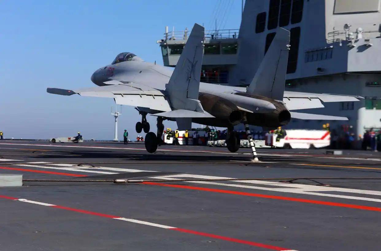 现场高清大图!一起感受舰载机弹射起飞“首秀”震撼瞬间