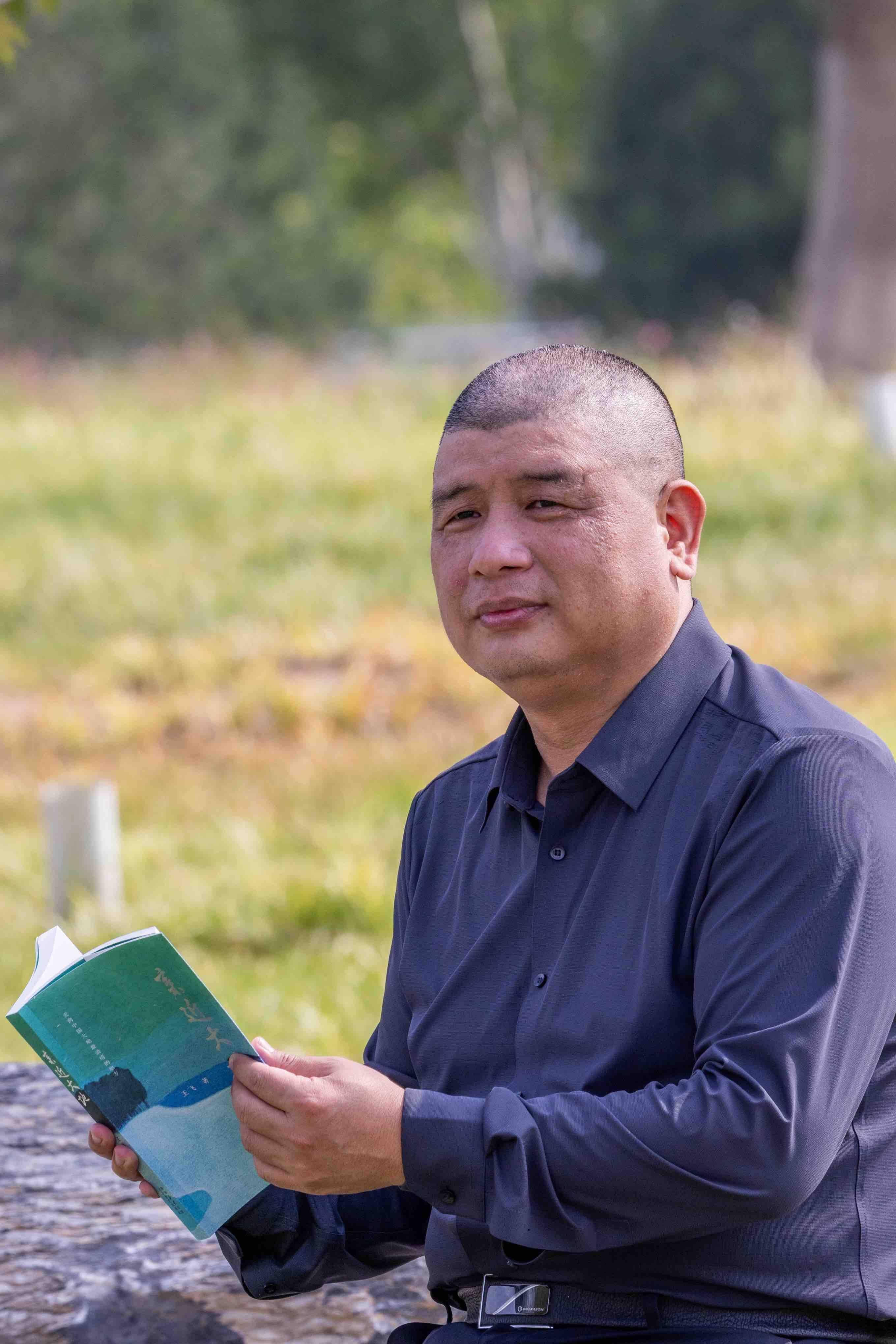 陕西作家王飞散文集《亲近大地》出版