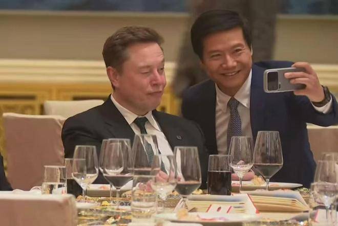 马斯克彻底「爱上」中国！6岁儿子穿新中式亮相，网友直呼有排面