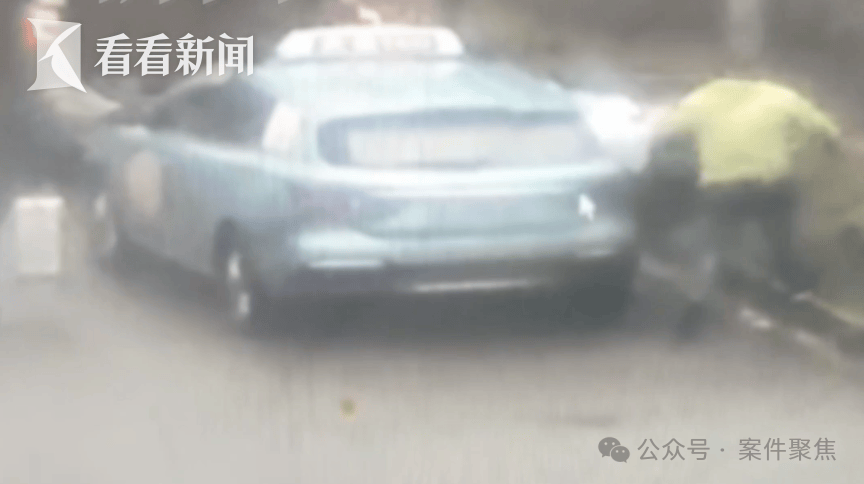 “老子不拉你了”女子雨天被甩路边，视频看怒网友！上海警方出手了，55名违规司机被行拘