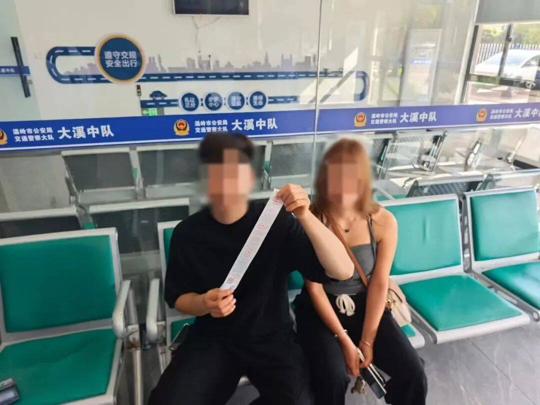 浙江一奔驰女车主把车停在马路中央，下车手持啤酒瓶疯狂摇晃拍网红视频，交警：违停罚款150元，故意遮挡号牌罚款200元、记9分
