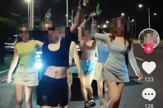 浙江一奔驰女车主把车停在马路中央，下车手持啤酒瓶疯狂摇晃拍网红视频，交警：违停罚款150元，故意遮挡号牌罚款200元、记9分