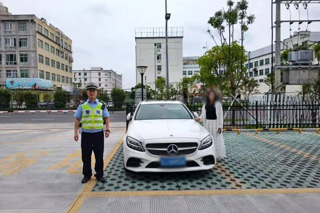 浙江一奔驰女车主把车停在马路中央，下车手持啤酒瓶疯狂摇晃拍网红视频，交警：违停罚款150元，故意遮挡号牌罚款200元、记9分