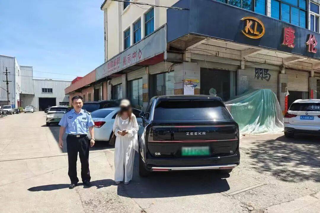 浙江一奔驰女车主把车停在马路中央，下车手持啤酒瓶疯狂摇晃拍网红视频，交警：违停罚款150元，故意遮挡号牌罚款200元、记9分